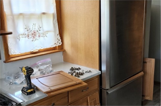 Oak cabinets along the fridge wall before refinishing